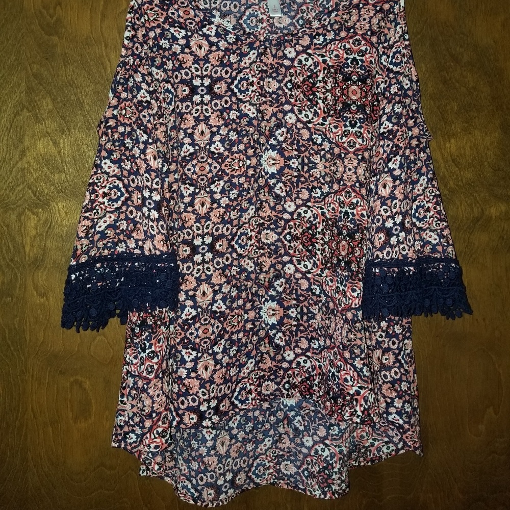 💗XHILARATION Cold Shoulder Pink and Blue Floral High/Low Top Size Small EUC - Picture 2 of 7